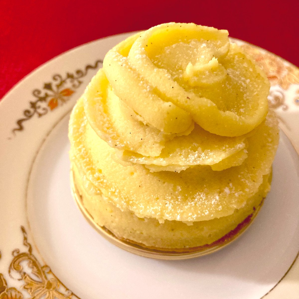 さつまいものモンブラン🍰
時間があったので、美容室の時間までケーキ屋さんに寄ってました。
前に10人、後ろに20人くらい待ってて驚きました。店内ハリポタの世界みたいでワクワク🧙✨

羊みたいなボリュームだったので、少しだけまともになりました🐏
#おうちカフェ #ケーキ