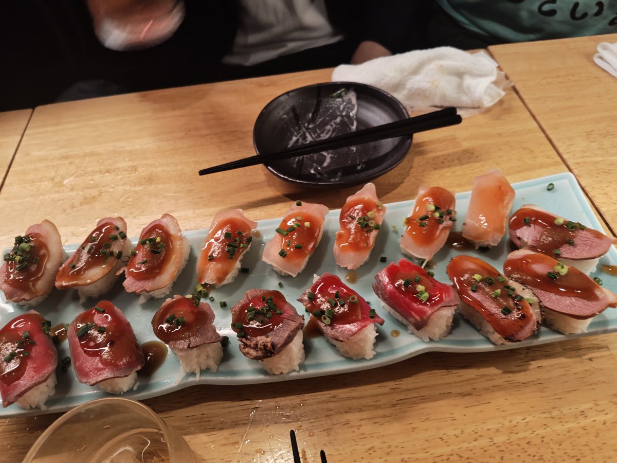 肉寿司食べてます