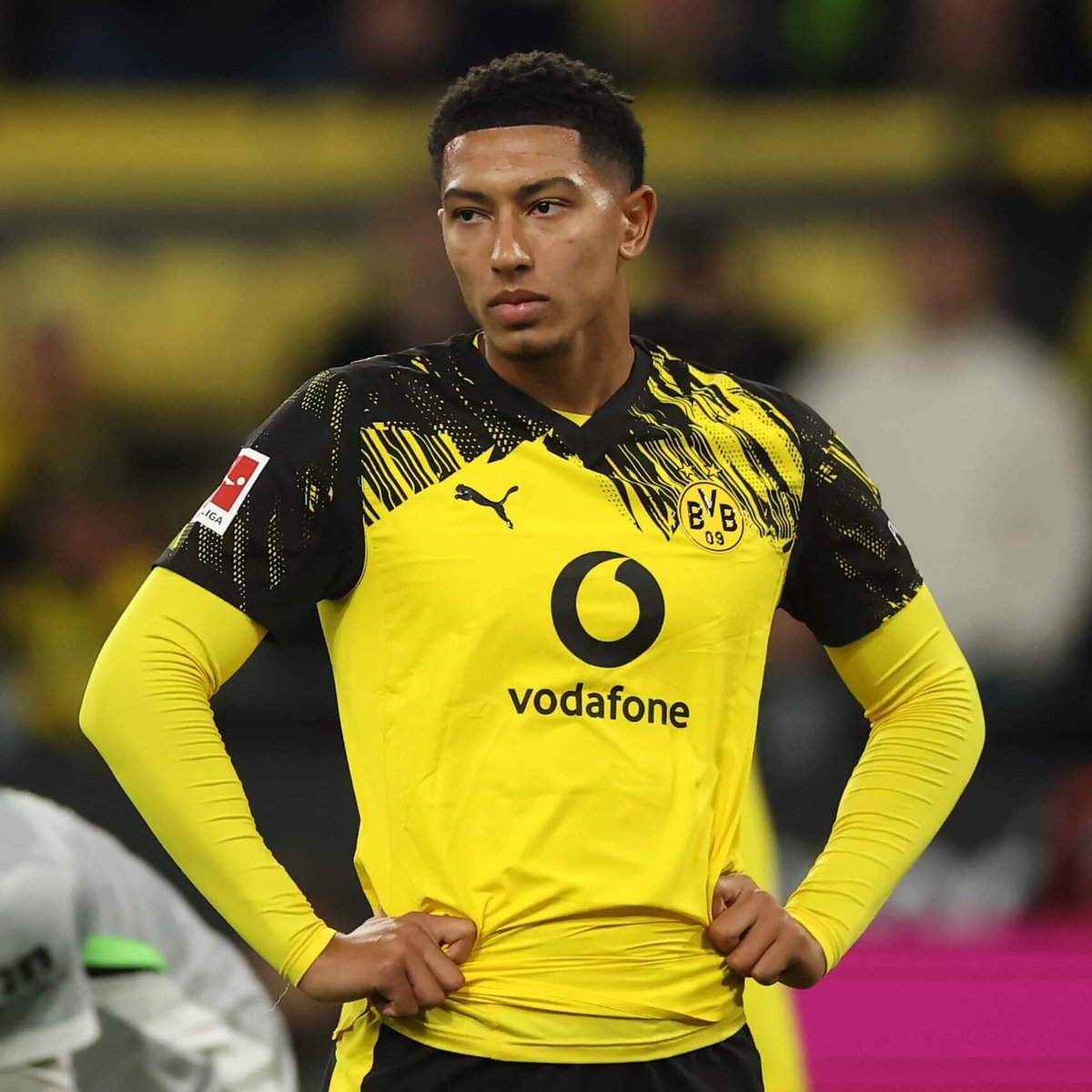 TouchlineX's tweet image. 🚨 𝗡𝗘𝗪: Jobe Bellingham’s situation at Dortmund is worsening.

After his father’s clash with sporting director Sebastian Kehl, the young midfielder’s season has taken a turn for the worse; from high expectations to becoming a substitute. 

Against Bayern, he made a costly…