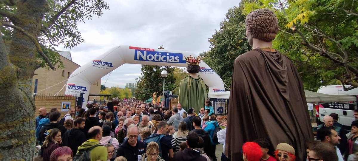 NoticiasNavarra's tweet photo. 🔴 Nafarroa Oinez 2025 en Villava-Atarrabia, en directo. Homenaje y paso de testigo #Oinez #NafarroaOinez #Oinez25 https://t.co/YkRaf3kVAq https://t.co/UhgKCfks0a