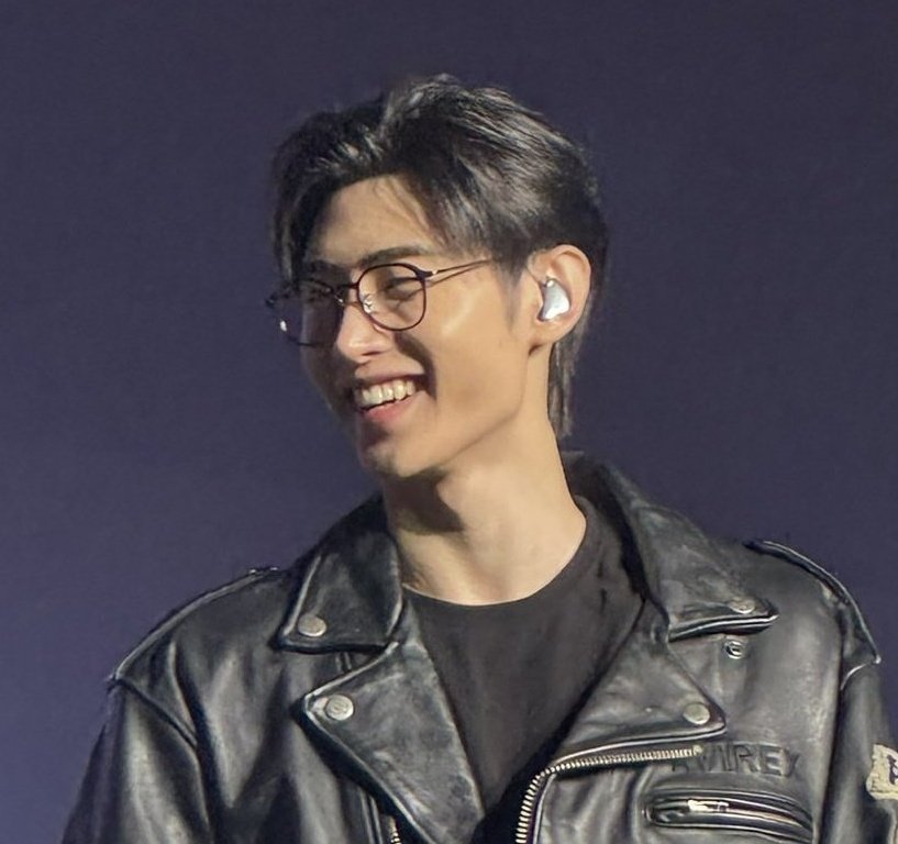 the glasses.. the smile .. damn sunghoon