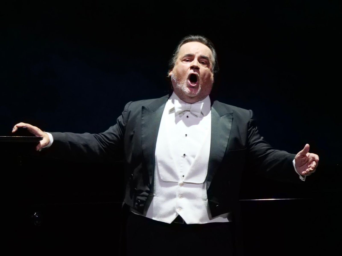 Todavía emocionado por la cariñosa acogida del público que nos acompañó en el Teatro Campoamor de Oviedo.
Ha sido un placer iniciar este nuevo proyecto “Pasión Lírica” en una ciudad tan querida por mí y acompañado al piano por el Maestro Mario Álvarez.
Gracias Oviedo ❤️