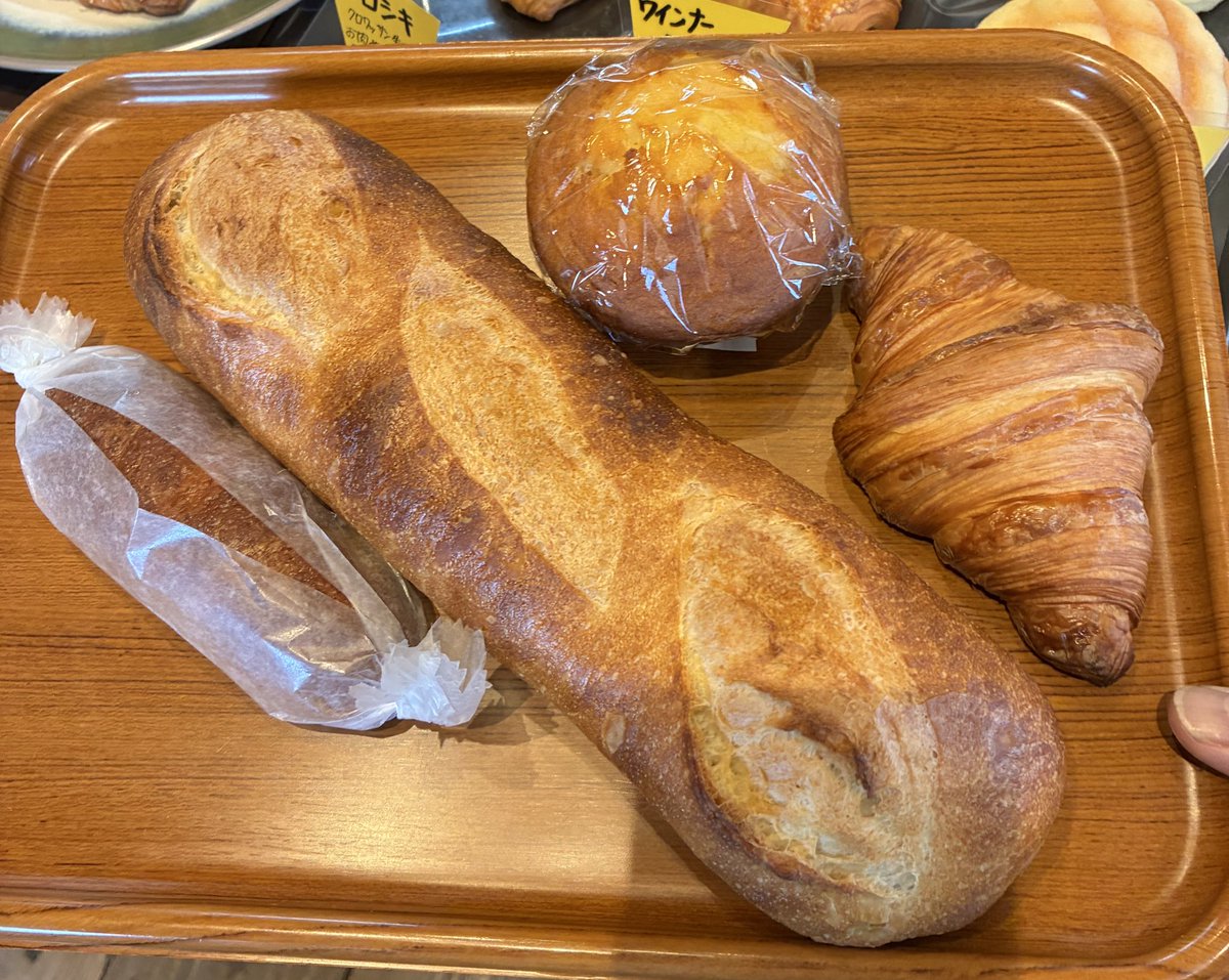 久々に仕事の帰り道
パン屋さんに行って来た♪

ちゃんと家族の人数分を買ったのに
誰か2個食べたヤツいる！！

フランスパンみたいな大きいやつも
全部食べられてたー(´ω`)

悲しみ〜