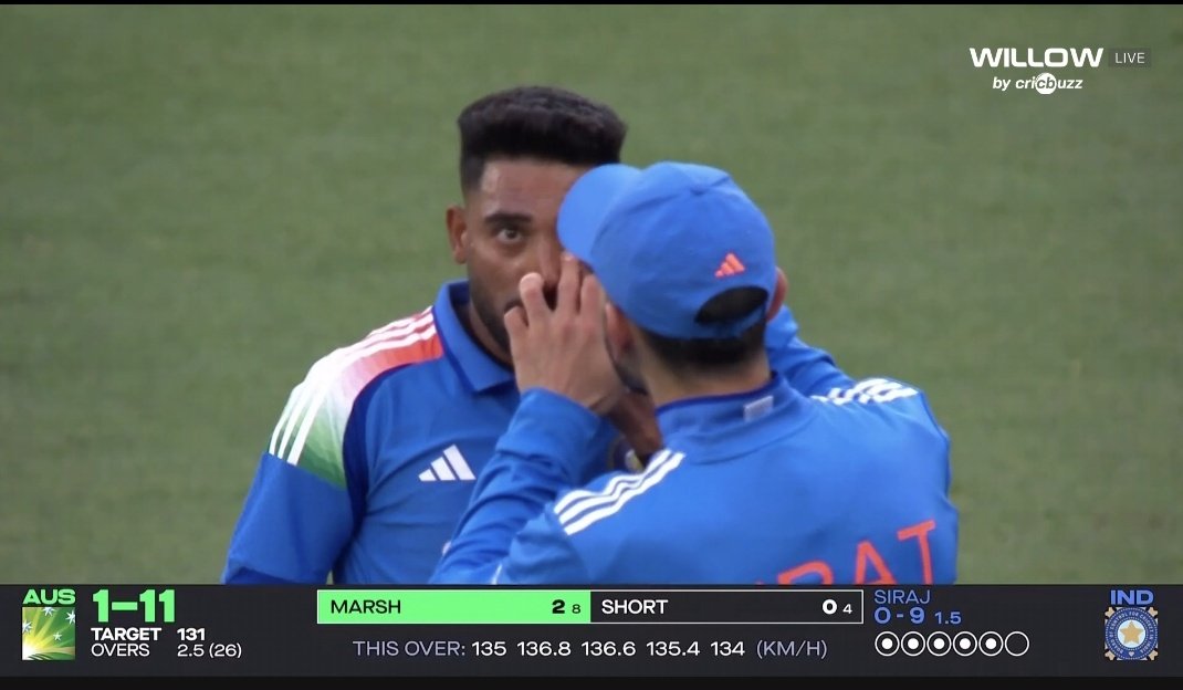 Rajrabari998's tweet image. Virat Kohli checking his eyes during the Over. 🥹

- The Way King Kohli taking care of Siraj. ♥️
#ViratKohli #mohmmadsiraj #Perth #INDvsAUS