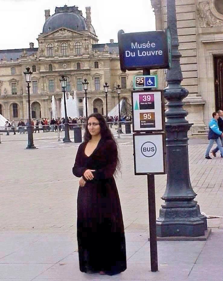 La Joconde attendant le bus après avoir quitté le musée du Louvre. 
Paris