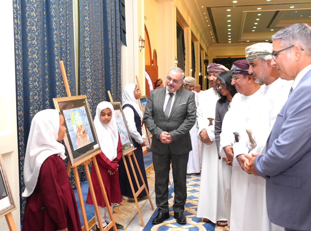 سلطنة #عُمان تحتفل بـ #يوم_الأغذية_العالمي 2025 تحت شعار "يدًا بيد من أجل أغذية ومستقبل أفضل"، بتنظيم من وزارة الثروة الزراعية والسمكية وموارد المياه، وبالتعاون مع مكتب منظمة الأغذية والزراعة للأمم المتحدة في سلطنة عُمان وبنك الطعام العُماني، لتعزيز العمل المشترك وبناء نظم غذائية