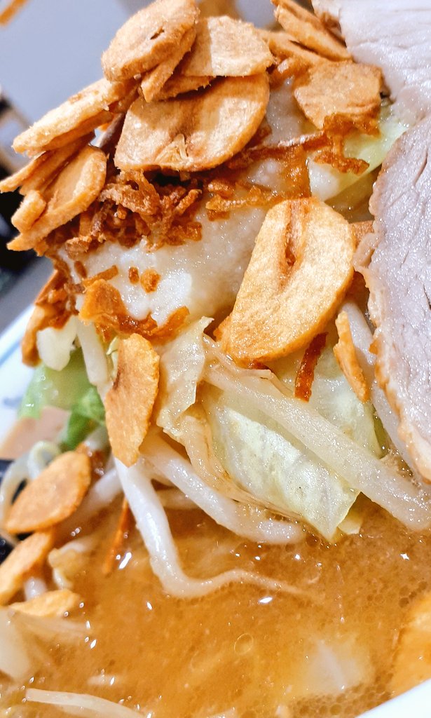 弘前市
中みそ
鬼ニンニク中みそ チャーシュートッピング

次の日は休みだったので、久しぶりの鬼ニンニク
中みその甘めのショウガ風味とニンニクが合うんですよね。
食べてるうちにニンニクチップがスープで戻ってそれも味変に。スープも全部飲んじゃいました。ぽかぽか