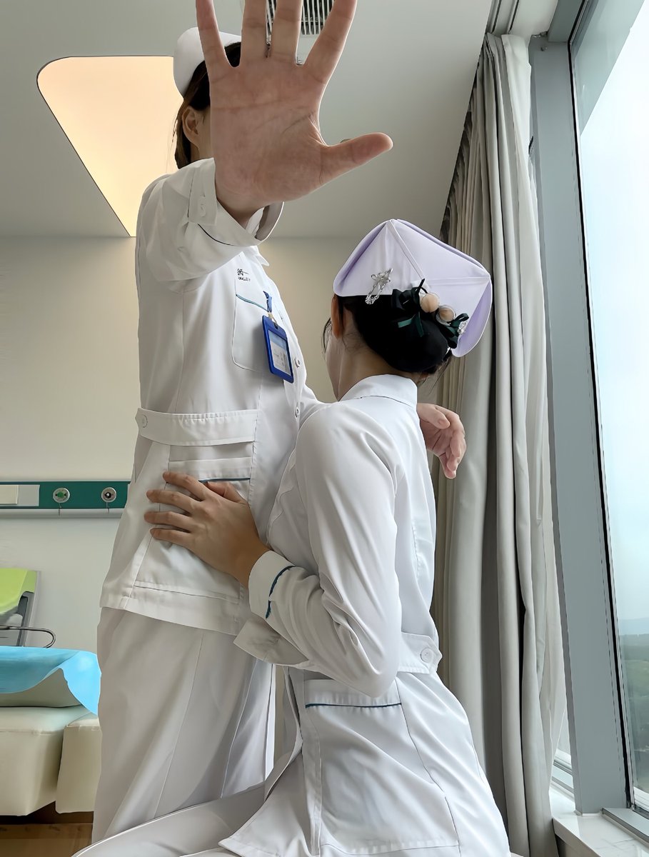 青春给了医学，身材给了护士服