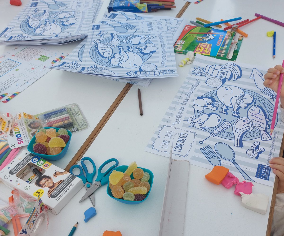 CASEM2016's tweet photo. En la carpa de #CASEM pintacaras, taller de pintura para los más pequeños que han venido a la #Mercamadrid10K https://t.co/Yph4SdW4pp