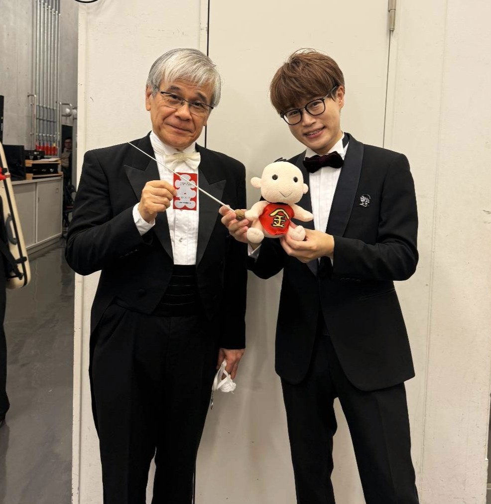 本日は、主催公演「#こがねいガラ・コンサート 2025」にご来場いただきまして、ありがとうございました。

本日のアンコールはこちら
→koganei-civic-center.jp/calendar/2025/…

終演後の記念写真です📸
🎼マエストロ #茂木大輔
🎹ソリスト #石井琢磨
👶小金井市のキャラクター #こきんちゃん