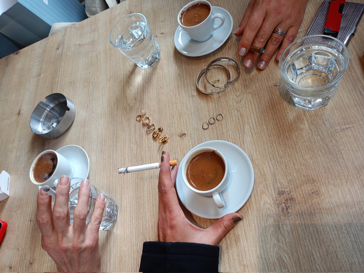 📣 Kamuoyuna duyuru! 
#cadılarkonseyi olarak cadılar bayramını erken kutlama kararı almış bulunmaktayız. Şeker kazanı mı kaynatsak, dedikodu kazanı mı ona karar veremedik. Bütçe çıkışmayınca varımızı yoğumuzu ortaya döktük. Bu iş çi börekle çözülür. 
<a href="/yediBella/">Bella</a> 
<a href="/pazartesiizinli/">Aslı var astarı yok</a>