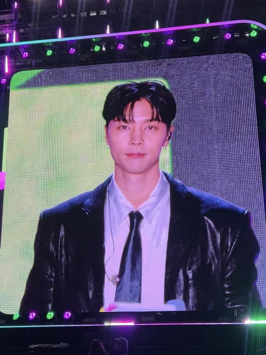 jsuhismyproblem's tweet image. DAMNNN MC JOHNNY SO HANDSOMEEE