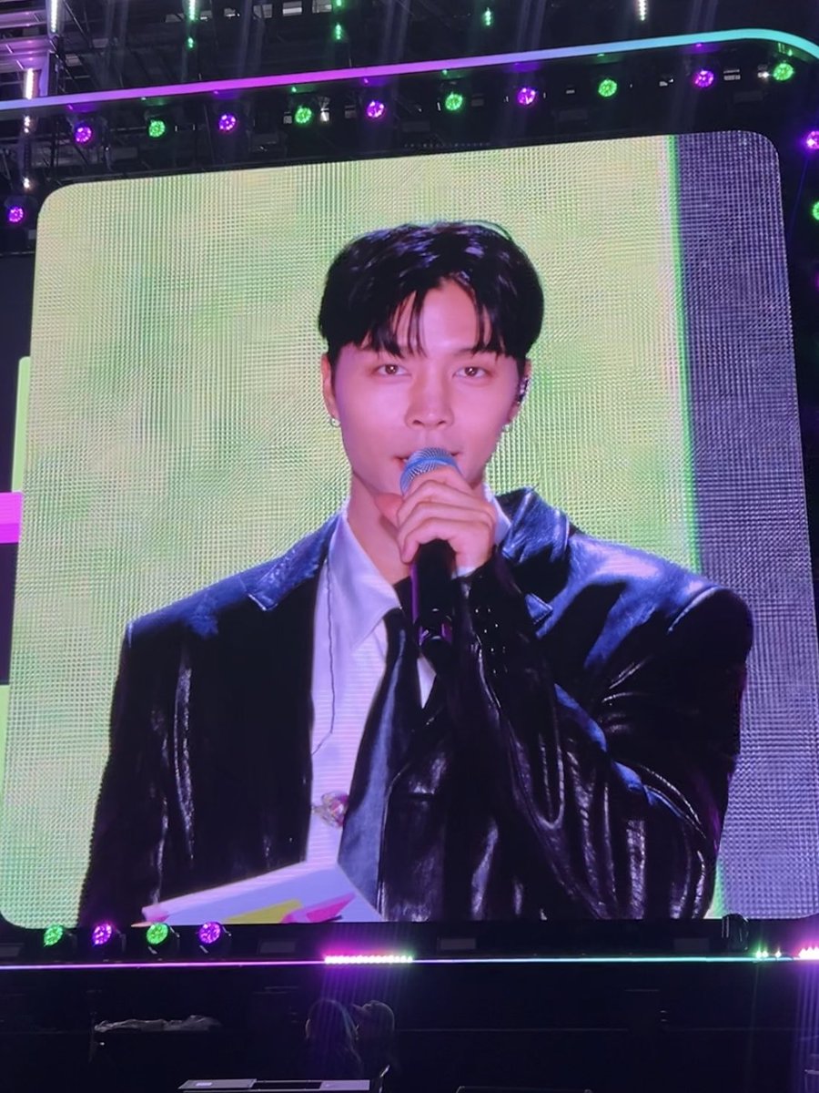 jsuhismyproblem's tweet image. DAMNNN MC JOHNNY SO HANDSOMEEE