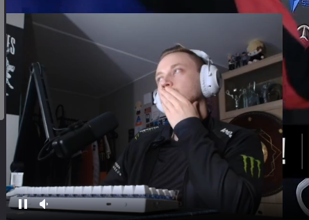 PieroAl79095951's tweet image. la cara de un hombre que ve como el equipo de sus amores se va por el drenaje