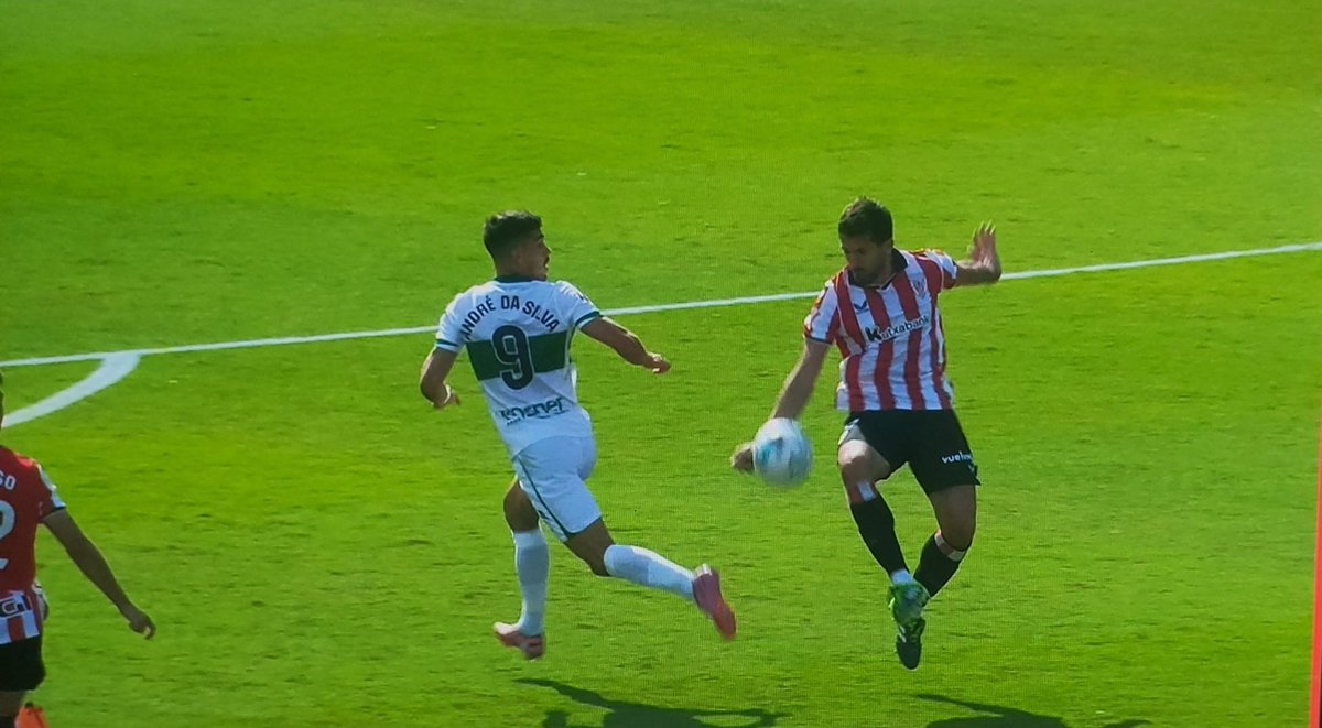 Lo de esta jugada, lo de inventarse una falta para no sacar Roja, ha sido de órdago, pero es que el arbitraje entero de Guzmán,  por lo visto ya no Guzmán Mansilla, es de traca. 

Nadie analiza, nadie mejora, no hay consecuencias. El fútbol esta perdido. Muy perdido.