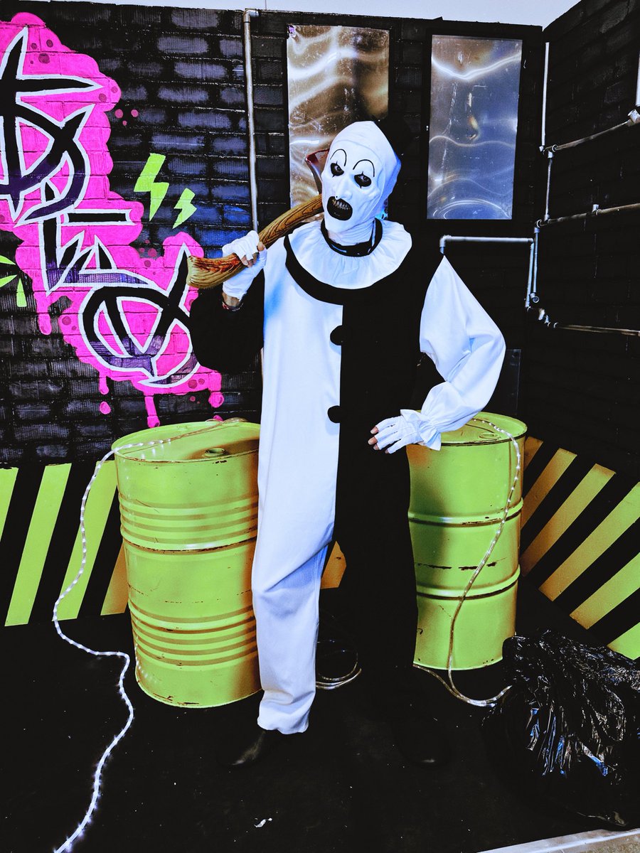 GeekedWitKey's tweet image. Some shots of my Art the Clown cosplay 🪓🩸

———

#Terrifier #ArtTheClown #HorrorMovies #ClownHorror #SlasherFilm #HorrorCommunity #CreepyClown #HorrorFan #CultHorror #HalloweenHorror #Gore #ScaryMovies #HorrorFilm #ClownMakeup #HorrorLovers #Cosplay #Cosplay #HorrorCosplay