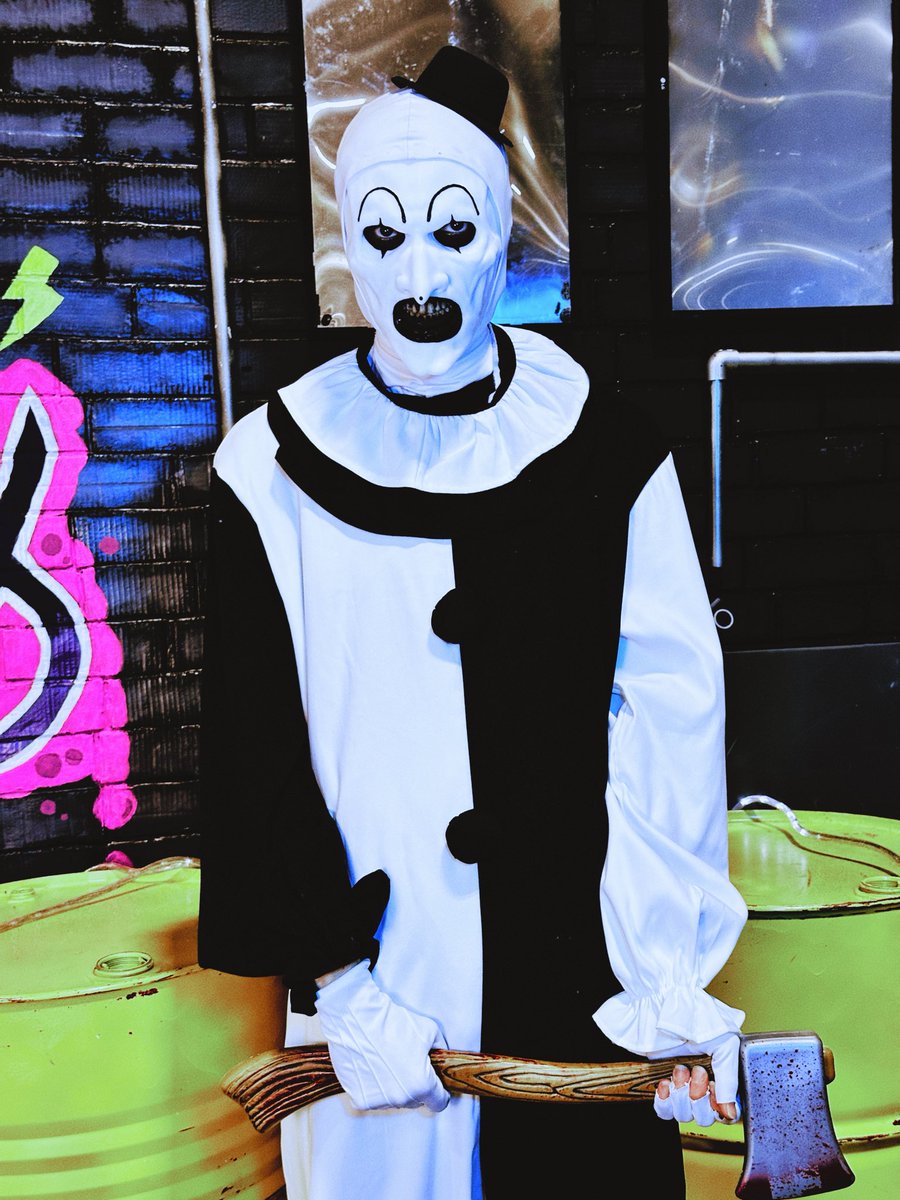 GeekedWitKey's tweet image. Some shots of my Art the Clown cosplay 🪓🩸

———

#Terrifier #ArtTheClown #HorrorMovies #ClownHorror #SlasherFilm #HorrorCommunity #CreepyClown #HorrorFan #CultHorror #HalloweenHorror #Gore #ScaryMovies #HorrorFilm #ClownMakeup #HorrorLovers #Cosplay #Cosplay #HorrorCosplay