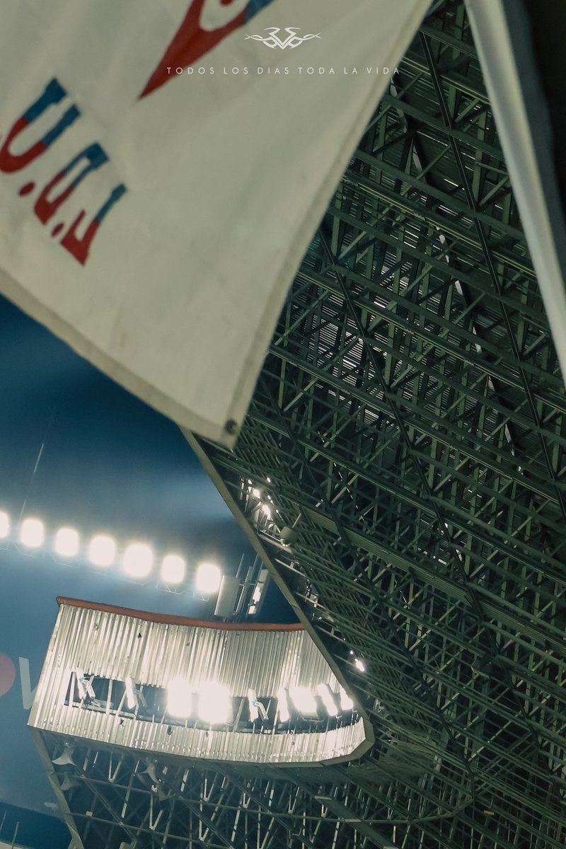 albo75's tweet image. Por dónde lo vez, se aprecia el diseño e ingeniería de quienes desarrollaron y construyeron el estadio #RodrigoPazDelgado….

La querida Casa Blanca del Negro Paz.

#LDU