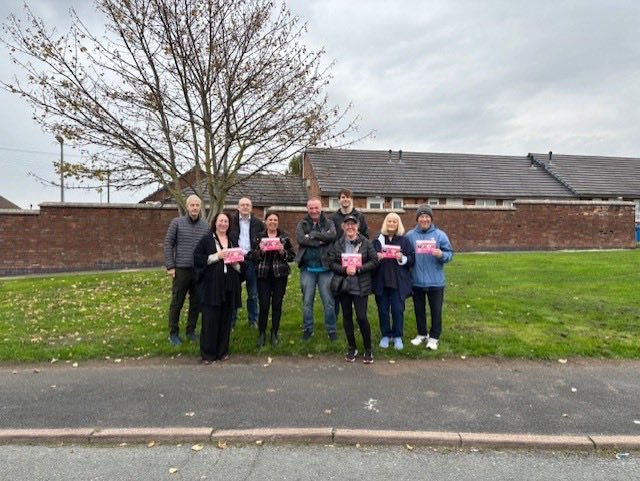 CllrPhilHarris's tweet photo. Out in Ditton yesterday raising awareness of the £20 million Pride in Place funding fpr Hough Green & Diton, with our MP Derek Twigg & other volunteers. #LoveWidnes Today it’s the countdown to the Liverpool v Man U match. ⚽️ https://t.co/iu01qTU6YX