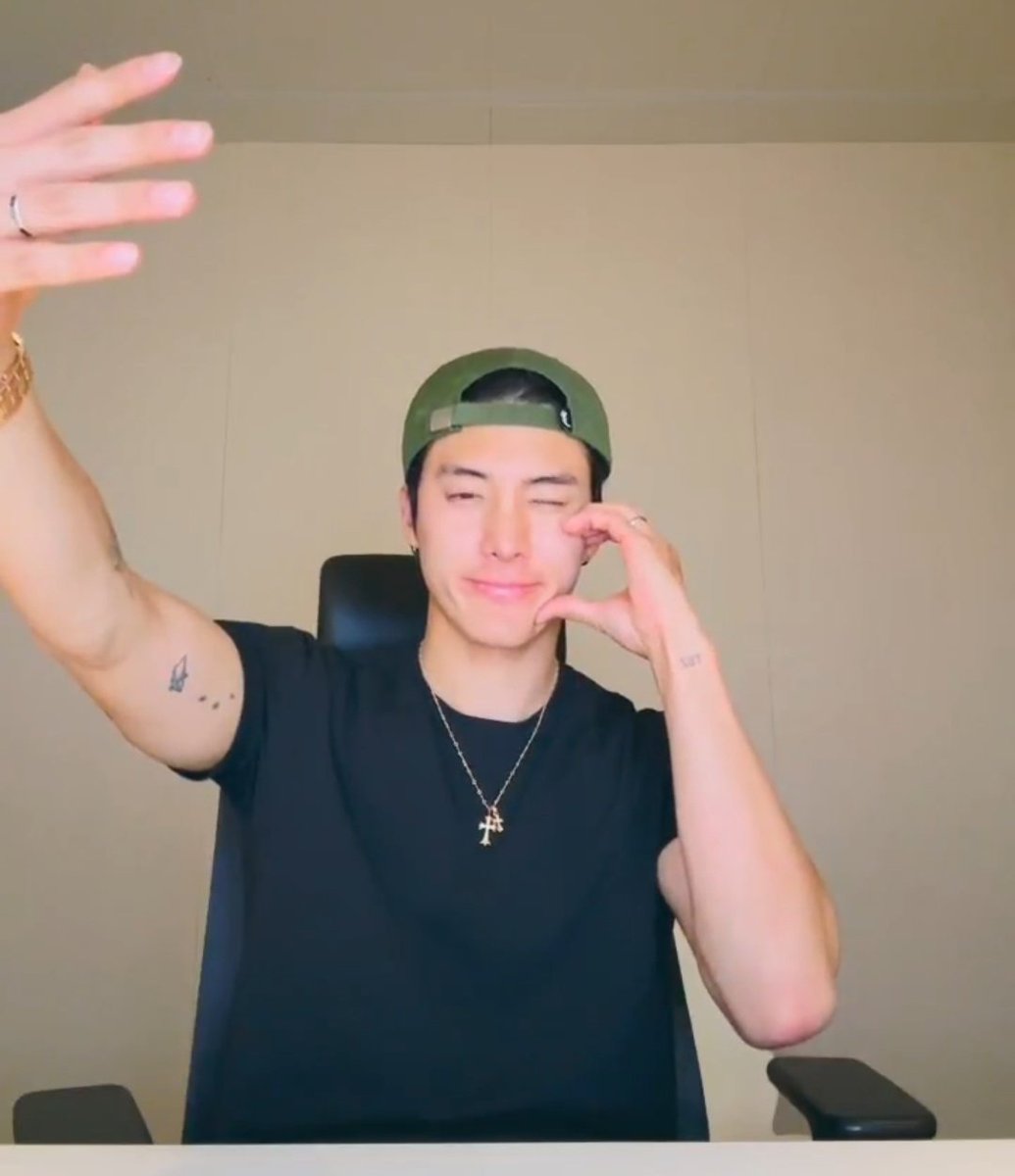 eric explaining it's not easy to take photocards because there are staff who tell them which pose to do and are watching them take photos HAHAHAHAHA

#ERIC #에릭