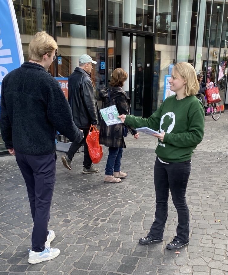 Team #Amersfoort is zichtbaar in de hele stad 💚 Gisteren waren onze helden aan het flyeren op het Eemplein, in samenwerking met PvdD Utrechtse Heuvelrug 💪 

Wil je ook meehelpen? Stuur een mail naar amersfoort@partijvoordedieren.nl 👍 

#PvdD #Natuurlijk #TK25