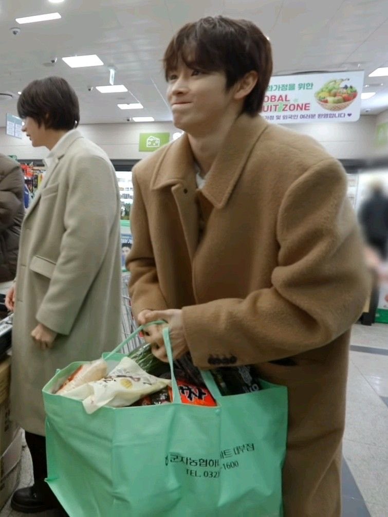 sungchanxtails's tweet image. หนักมาก ทำไมไม่ซ้วยถือเลยยยย @fylitxanton