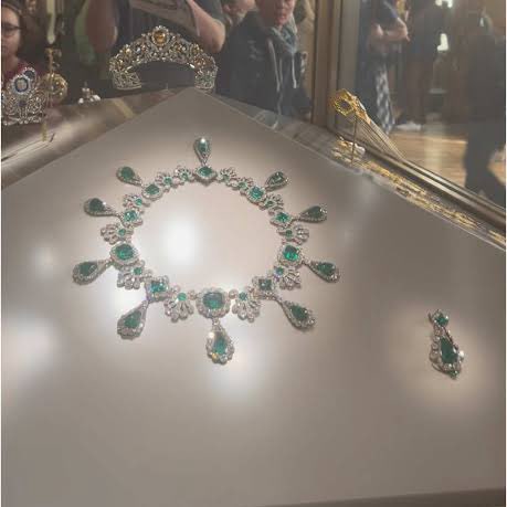 Les voleurs ont dérobé neuf pièces appartenant à la collection de Napoléon et de l’impératrice, dont un collier, une broche et un diadème. Ces objets étaient présentés dans les « vitrines de Napoléon ».

Selon une source du musée, la pièce maîtresse de la collection — le célèbre