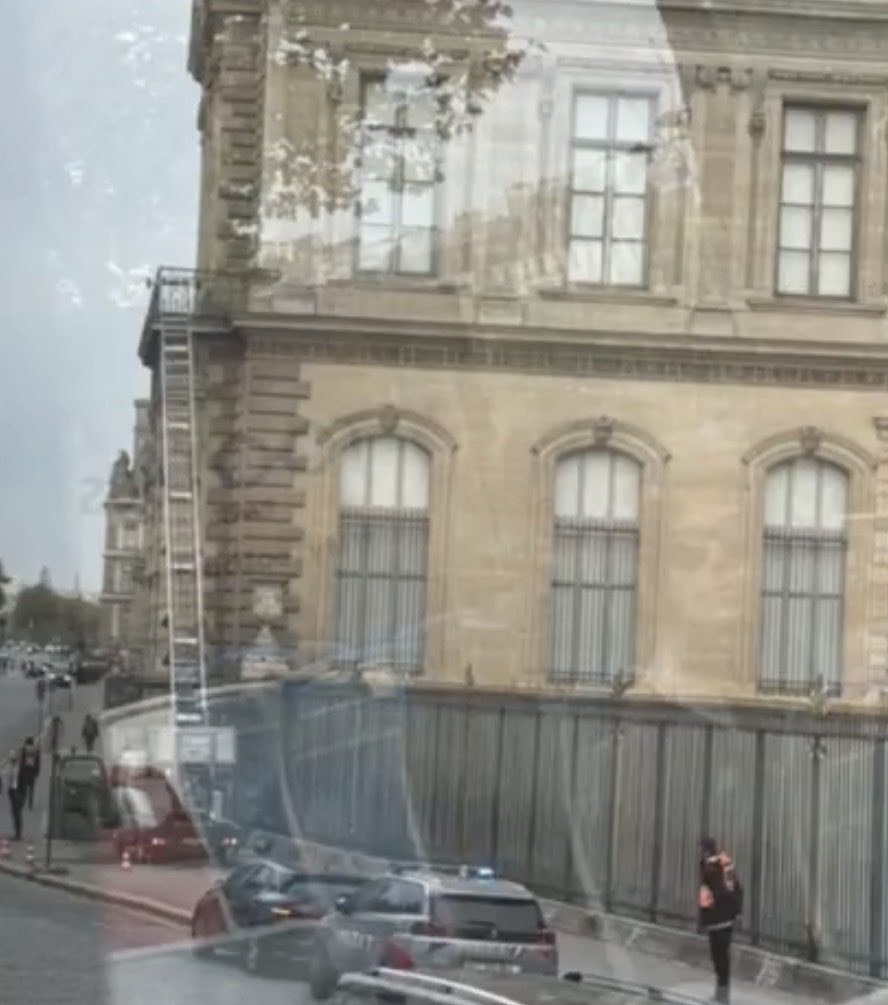 ImpactMediaFR's tweet image. 🚨🇫🇷🪜 FLASH

Les braqueurs ont simplement utilisé une échelle pour pénétrer dans le musée du Louvre et dérober des pièces inestimables.

On ignore encore si l’échelle se trouvait déjà sur place ou si elle a été transportée sur leur scooter, hypothèse peu probable.

Ils sont…