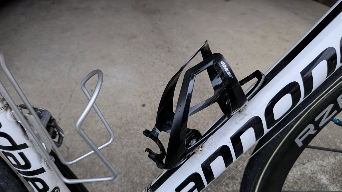 j__base's tweet image. もう一つの作業。。。。。
GORIXさんの厚手クッションサドルと、ボトルケージをCannondaleに。。。。。
オッサンだからケツ痛いと乗りたく無くなるんだよね(⁠╯⁠︵⁠╰⁠,⁠)

#ゴリックス 
#GORIX 
#GORIXサドル 
#GORIXボトルケージ 
#Cannondale