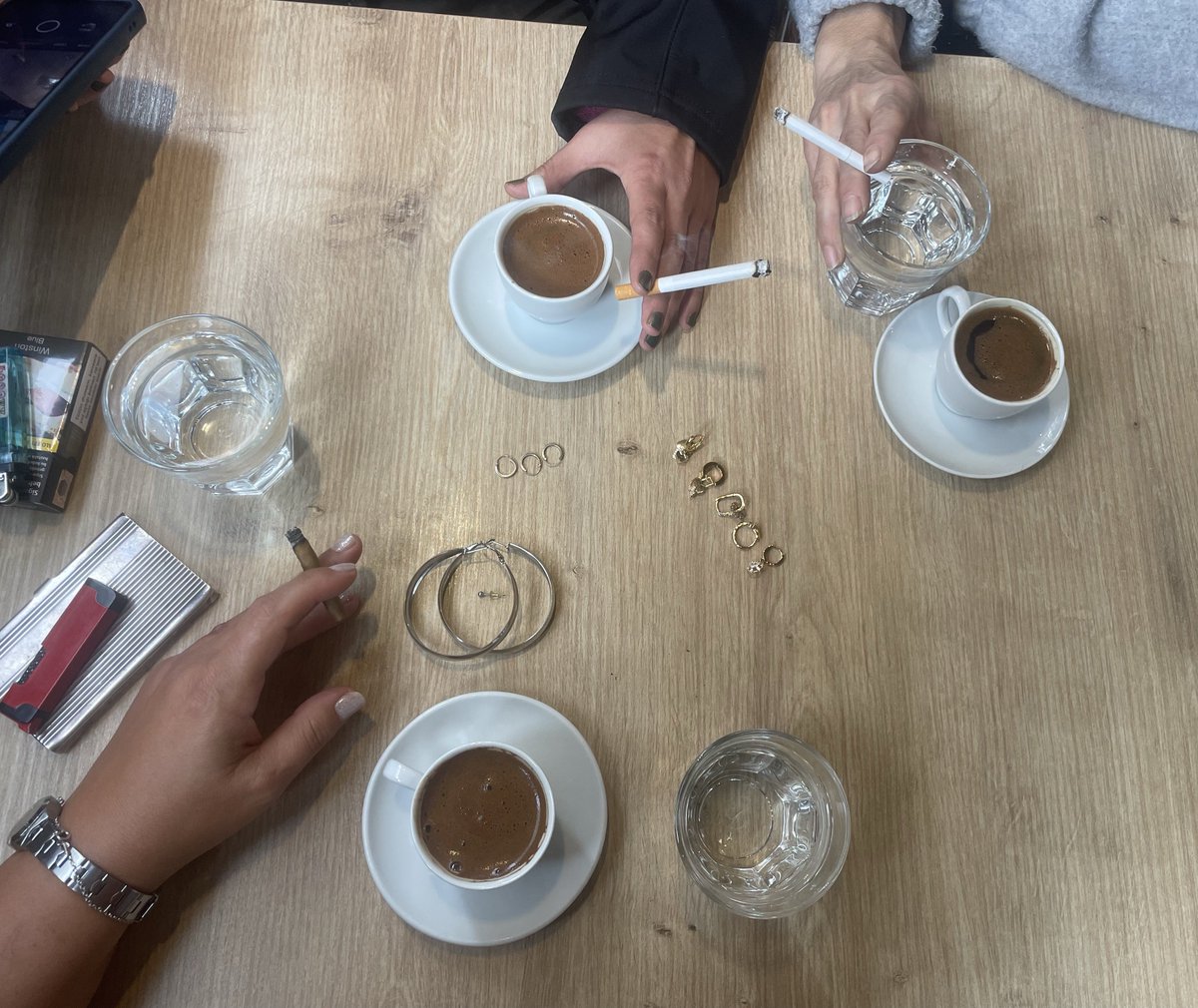 Küpeleri masaya yatırdık..
Günün anlam ve ehemmiyetini tüm cadılığımızla tartıştık..
Kahveleri söyleyip olayı tatlıya mı bağlayalım.?? kırk yıla mı.?? işte orda takıldık 🤪
<a href="/pazartesiizinli/">Aslı var astarı yok</a> 
<a href="/sureyya_da/">Süreyya da Burdaymış</a> 
<a href="/yediBella/">Bella</a> 
#CadılarKonseyi
#7Bella