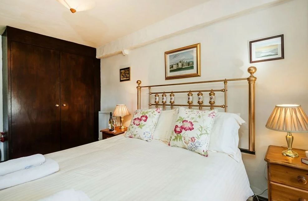 TheHolidayCots's tweet image. Set in the picturesque village of Boot in the Eskdale Valley, Bridge End Farm Cottages offer a collection of luxurious cottages &amp;amp; a beautifully restored Elizabethan farmhouse on a working farm in Cumbria. 🌿

🛏️ Sleeps 10
theholidaycottages.co.uk/cumbria/11609

#Holiday #Boot #Eskdale #Cumbria