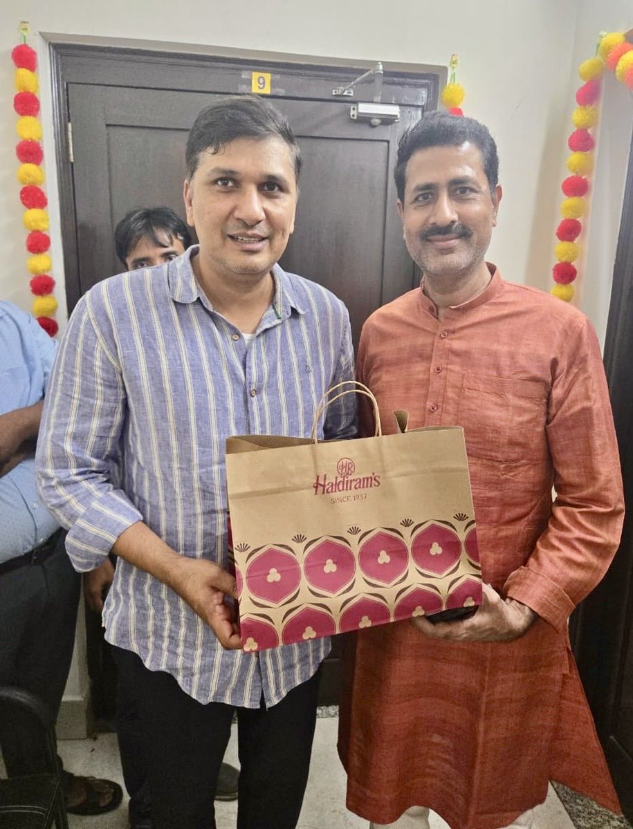 aap_rpsingh's tweet image. आज दीवाली 🪔 के अवसर पर राज्यसभा सांसद श्री संजय सिंह @SanjayAzadSln दिल्ली के पूर्व उपमुख्यमंत्री @msisodia जी दिल्ली के पुर्व कैबिनेट मंत्री श्री @AapKaGopalRai जी व पूर्व कैबिनेट मंत्री प्रदेश अध्यक्ष श्री @Saurabh_MLAgk जी से मुलाकात करके दीपावली की शुभकामनाएं दी ।💐…