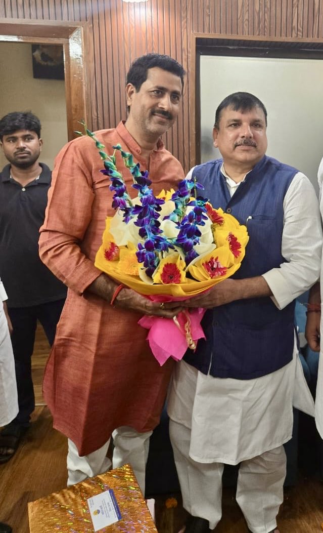 aap_rpsingh's tweet image. आज दीवाली 🪔 के अवसर पर राज्यसभा सांसद श्री संजय सिंह @SanjayAzadSln दिल्ली के पूर्व उपमुख्यमंत्री @msisodia जी दिल्ली के पुर्व कैबिनेट मंत्री श्री @AapKaGopalRai जी व पूर्व कैबिनेट मंत्री प्रदेश अध्यक्ष श्री @Saurabh_MLAgk जी से मुलाकात करके दीपावली की शुभकामनाएं दी ।💐…