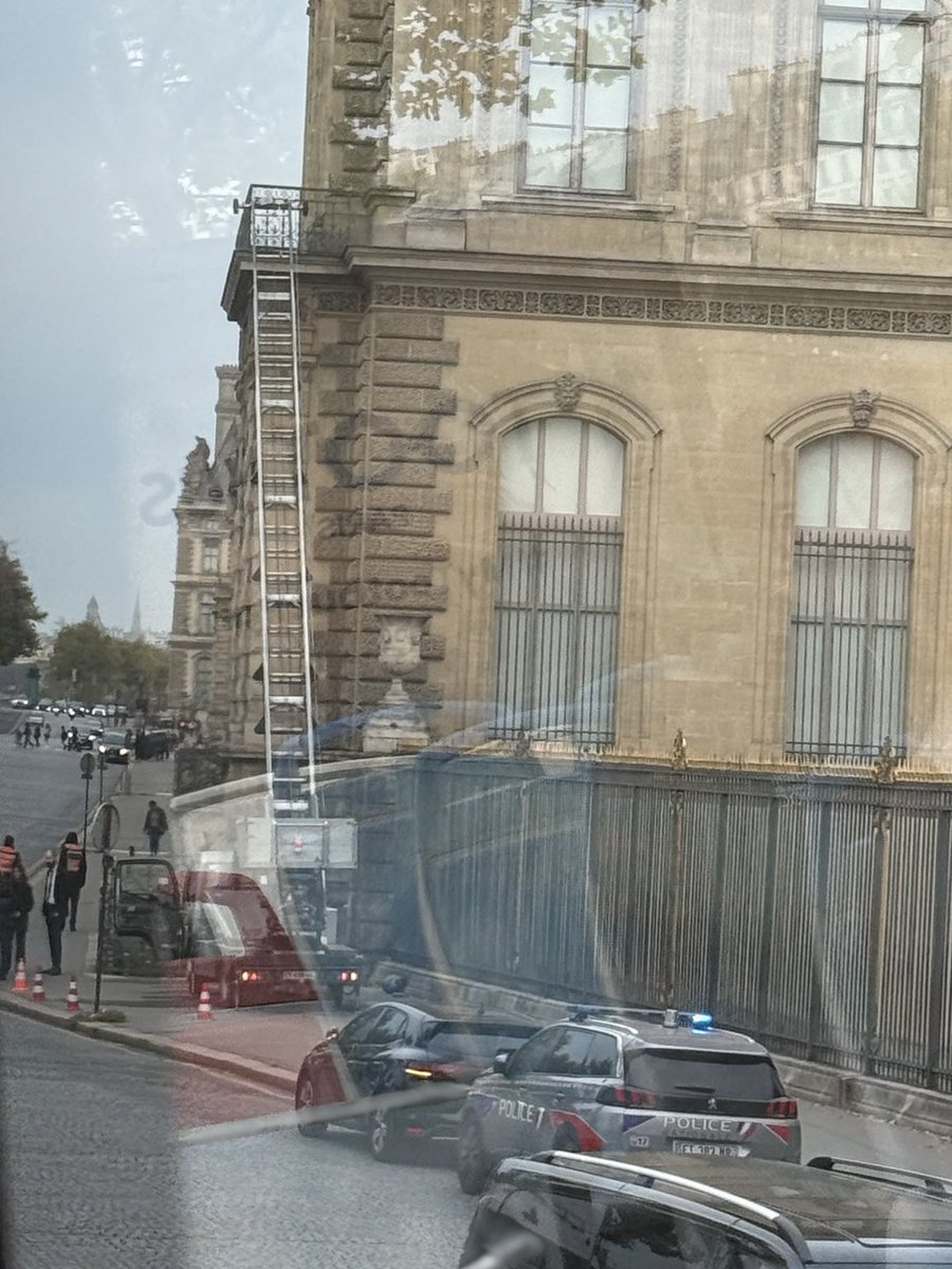 Foto del montacargas presuntamente usado por los ladrones de Louvre esta mañana.