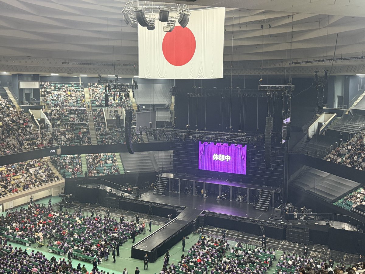 武道館公演なのに途中30分の休憩入るしMC中に客が倒れて「この中にお医者様はいらっしゃいませんか」タイム突入するしファンの年齢層の高さを実感した
