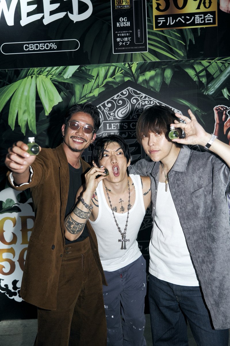 plusweed_jp's tweet photo. #サムライソニック 出演の『 DUAL 』🔥
#プラスウィード ブースに立ち寄っていただきました！

SYOTAさんに吸うCBDの『CBD50%POD』もご購入いただきました💥
カッコよかったです！
#DUAL https://t.co/iPFzpxpBqv