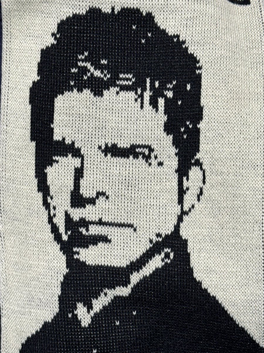 マフラーの兄弟、よくできてるなー。
ファミコンのアメリカ系ゲームの会話シーンに使われてそうなドット絵ぽい感じが世代的にたまらない。
吹き出しをつけてカタカナかアルファベットで喋らせたらめちゃくちゃそれっぽい。