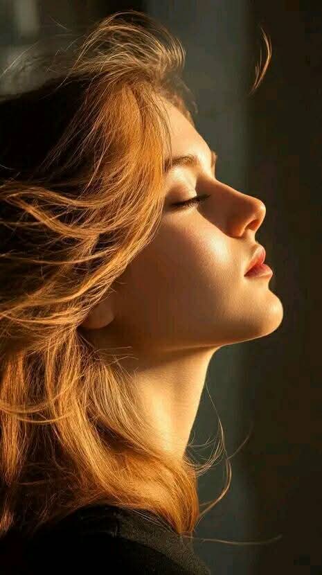 الحياة واسعة جداً
 لكن الإنسان يضيقها على نفسه .. 
عندما يظن أن سعادته مرتبطة بأشياء معينة .. 
غير مكانك قليلاً
 لترى الضوء .