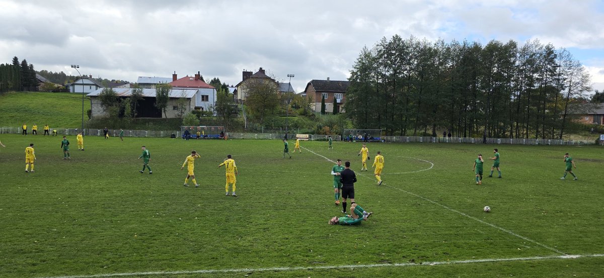 AC_Sobol's tweet photo. Dziś na #KibicowskiSzlak #Malawa i 10 kolejka #KlasaA gr. I Rzeszów, mecz lidera #StrumykMalawa 🆚️ @lkstrzebownisko. Można powiedzieć, że male derby powiatu rzeszowskiego🔥
Po 9 kolejkach i 9 zwycięstwach gospodarze z kompletem 27 punktów przewodzą w tabeli. Goście zdobyli 16 punktów i znajdują się na 4 miejscu 📋
W poprzedniej gospodarze wygrali 1️⃣ - 0️⃣ z #RudniankaRudnaWielka natomiast goście rozgromili 6️⃣ - 1️⃣ 3 drużynę @cwksresoviapl💪.
Piłkarskie emocje gwarantowane! Po 45' remis 2️⃣ - 2️⃣ ⚽️⚽️🔥📣
@PodkarpacieLIVE
@PodkarpackiZPN
@90minut_pl
@UKASZ44337065
#7LigaMistrzów
@MALLKS