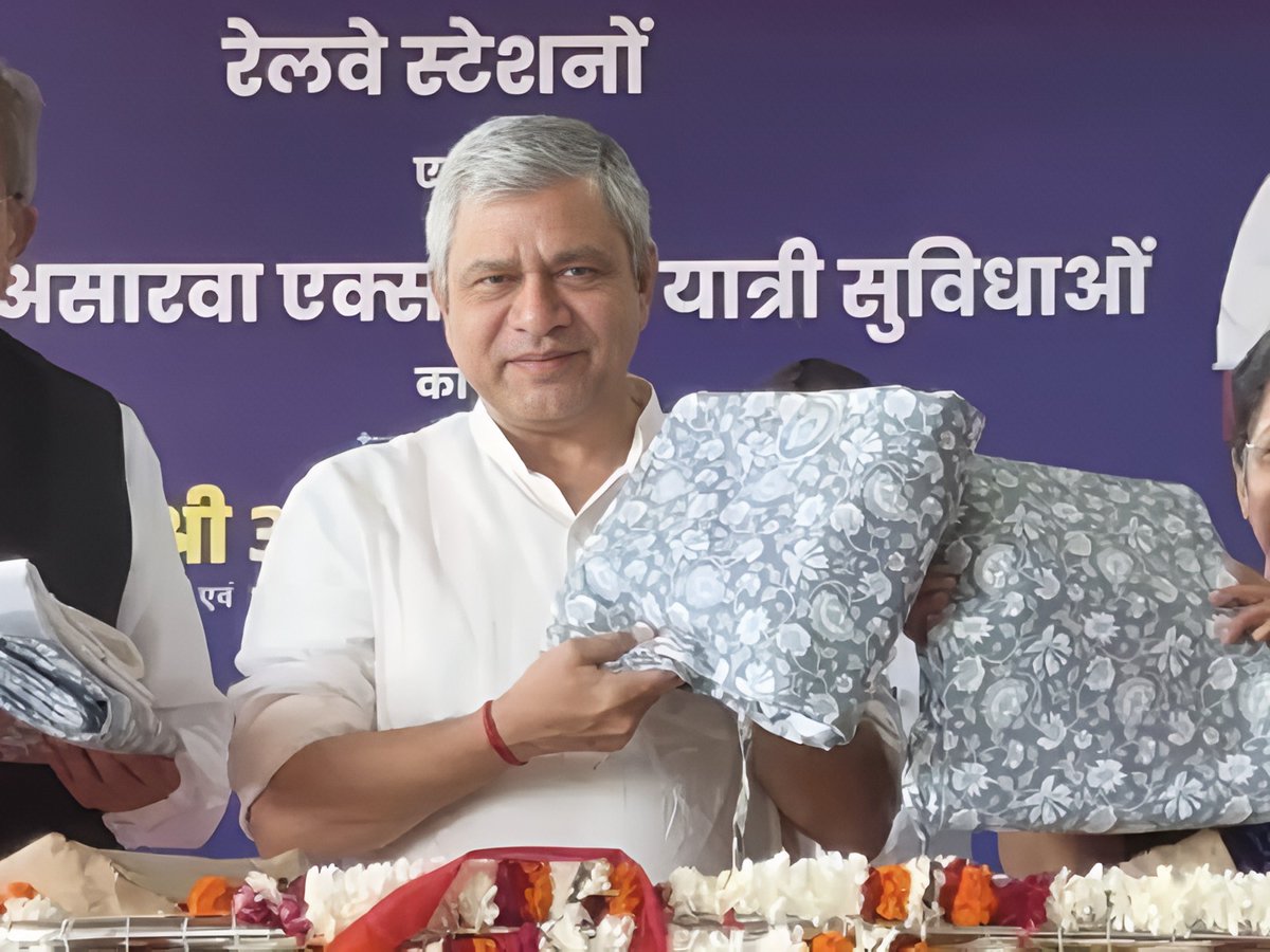 बघीरा 😺 (@legaladvisour) on Twitter photo सत्तर साल में पहली बार रेल मंत्री ने AC कोच के ब्लैंकेट कवर का उद्घाटन किया है
कही ये ब्लैंकेट अमृत भारत एक्सप्रेस के तो नहीं है?
रेल मंत्री की इस विशेष उपलब्धि पर आपके विचार आदर आमंत्रित है सत्तर साल में पहली बार रेल मंत्री ने AC कोच के ब्लैंकेट कवर का उद्घाटन किया है
कही ये ब्लैंकेट अमृत भारत एक्सप्रेस के तो नहीं है?
रेल मंत्री की इस विशेष उपलब्धि पर आपके विचार आदर आमंत्रित है