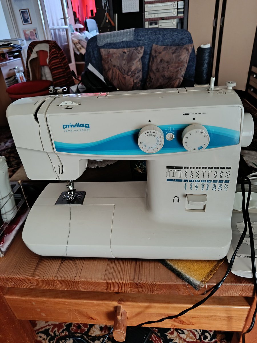 any54's tweet image. Az első két képen a tegnapi "beszerzésünk" Bettitől, a harmadikon a mi tökeink a bejárati ajtónkon. Ja, és az új telefonommal!