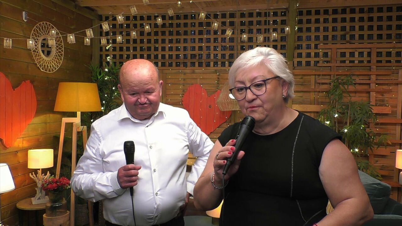 Mediaset Infinity on X: "Valeriano es un agricultor de 71 años que nunca ha  tenido una pareja formal. Juliana es su cita, una mujer divertida que gusta  de cantar en los karaokes. ¿