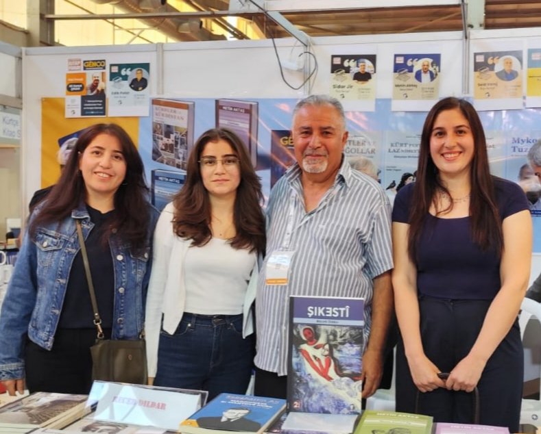 Xwendin ronahî ye 
Ez ê di fûarê 'de
 Li standa pirtûkakurdî bim.