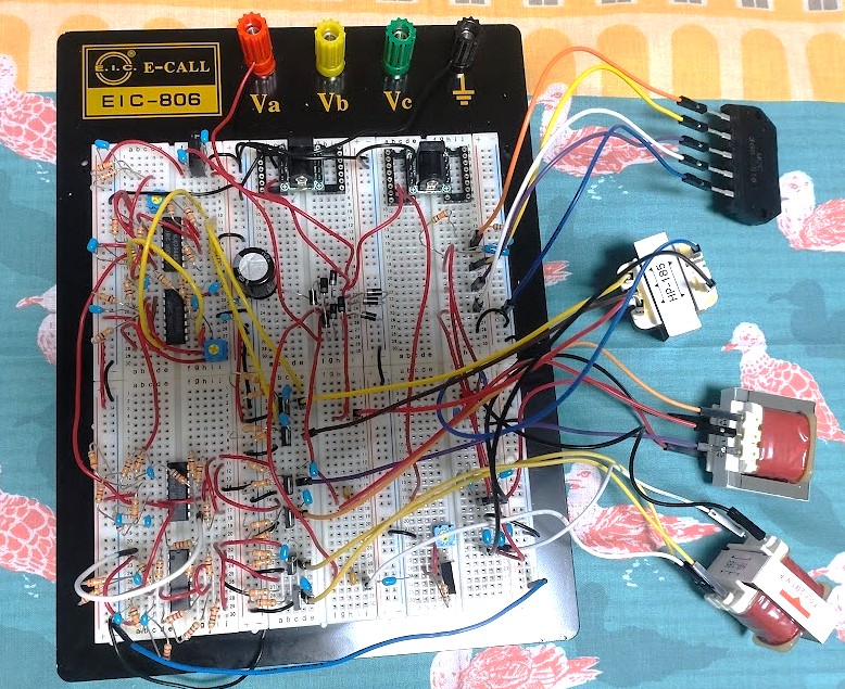 発電体験デバイスのプロトタイプ実装中！🔧

3つの電源をまとめる回路をブレッドボード上で試作中です🔋🔋🔋

右端の大きなパーツは“トランス”
電圧を変換する電子部品で、送電に於いても重要な役割を果たしています✨

もっと知りたい方は是非会場へ🏃‍♂️
#Technoxiaアトラクション開発課