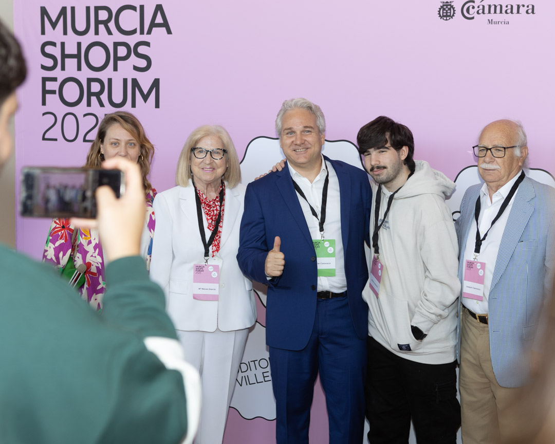 Compartir sus vivencias y hacer networking durante el coffe break es también una parte muy importante del evento. Además, los asistentes no han podido evitar hacerse fotos en nuestro photocall. ¿Habéis visto lo bonito que ha quedado este año?
#MurciaShopsForum #MShF2025