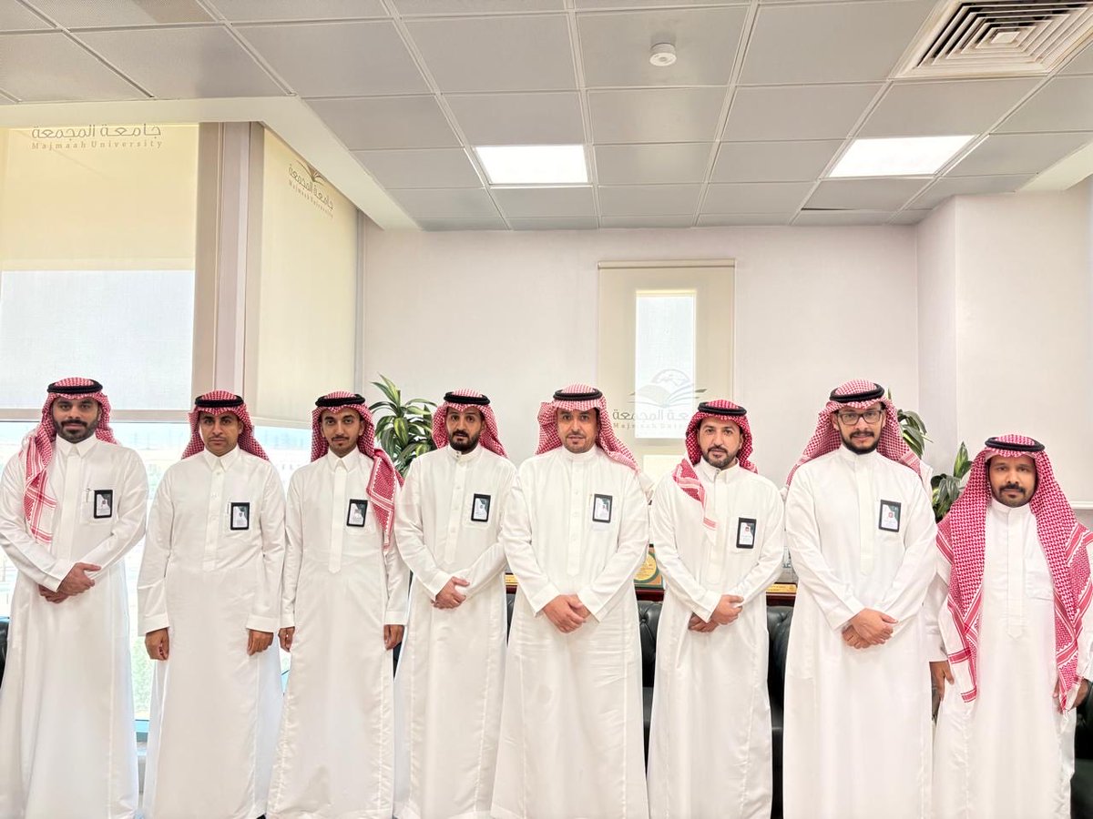 #جامعة_المجمعة

في #اليوم_العالمي_للمدير نحتفي بمدير عام #الإدارة_العامة_للموارد_البشرية
قيادة تصنع الفرق وتجدد العطاء كل يوم