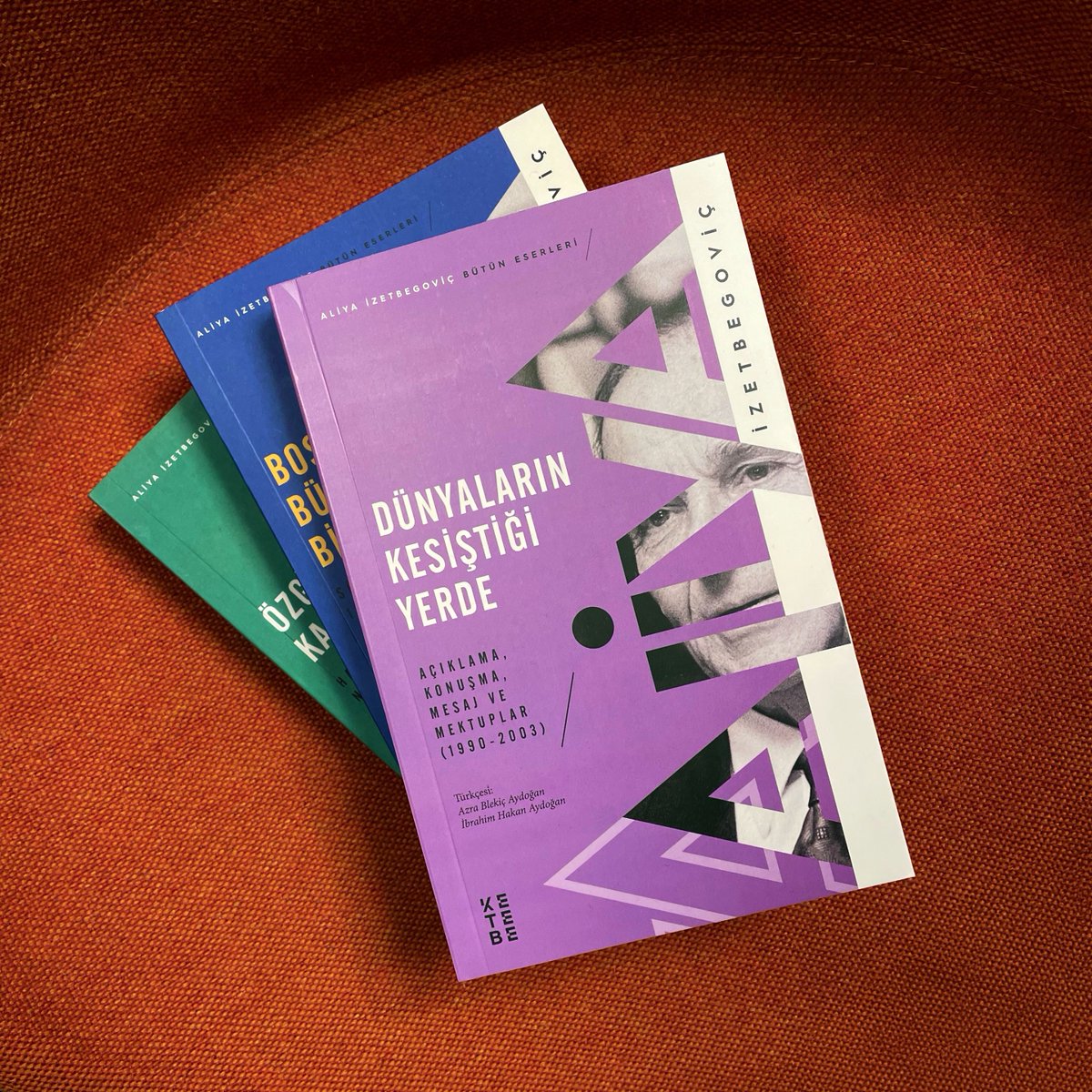 📕 “Tarihin hiçbir devrinde kötülüğü tamamıyla mağlup etmek mümkün olmayacak. İnsanın kötülüğe karşı mücadelesi ebedidir. Hayatlarımızın ve insanlık tarihinin manası da işte tam burada yatmaktadır.” – Aliya İzetbegoviç