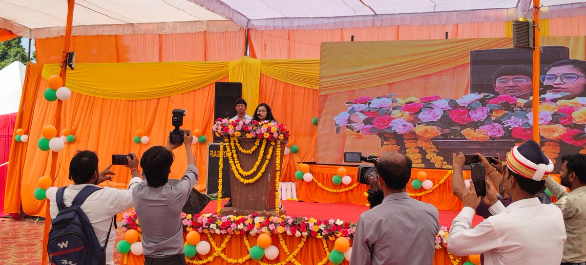 राजकीय इंटर कालेज के मैदान में आयोजित "यूपी इंटरनेशनल ट्रेड शो स्वदेशी मेला 2025" में स्वयं सहायता समूहों के वित्तीय पोषण हेतु जनपद स्तरीय ऋण वितरण मेगा कैम्प आयोजित किया गया। विभिन्न योजनाओं की 338 महिला लाभार्थियों को लगभग 7 करोड़़ 33 लाख राशि अनुदान के रूप में वितरित की गयी।