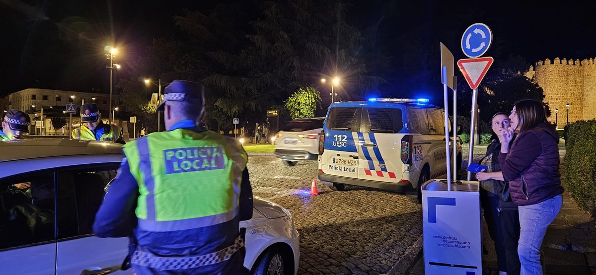 EmergenciaAvila's tweet image. Con efectivos de #PolicíaLocalAv hemos realizado una campaña, sensibilizando sobre el consumo 0 de #alcohol al volante

Con @EspirituososESP y @Ayto_Avila hemos realizado la prueba de alcoholemia a una veintena de jóvenes. Todos han tenido recompensa por dar 0