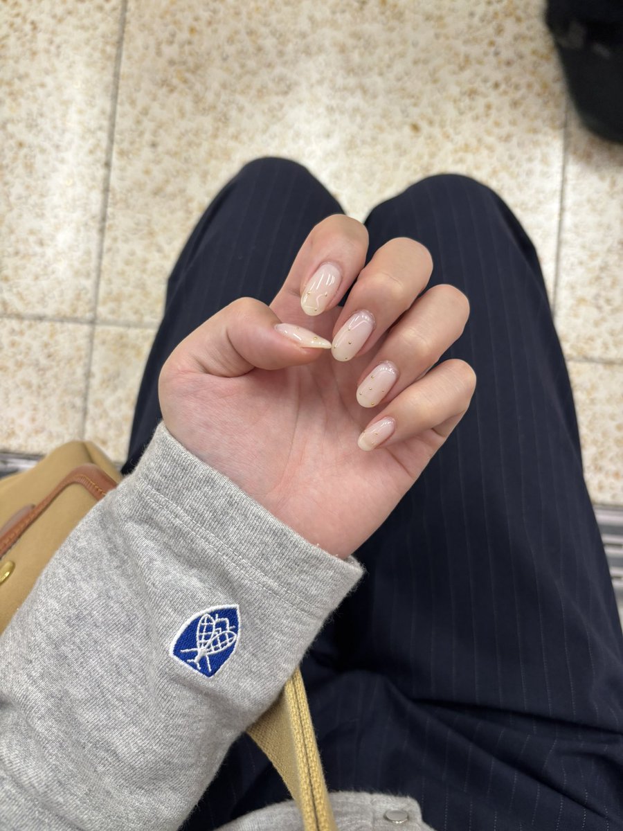 髪も切ったし、ネイルも変えたし✨